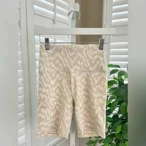 Aerie Offline Women’s Abstract Ribbed Bike Short in Tan and Cream Size Large NWT